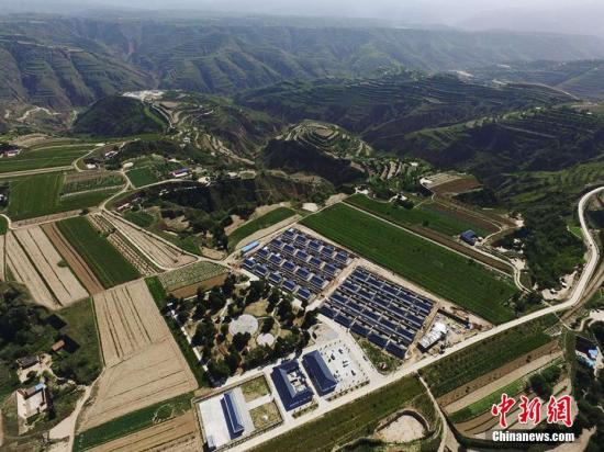 在黄土高原上新建的庆城县农村新貌。 杨艳敏 摄 深改组为何为宅基地制度改革划红线?